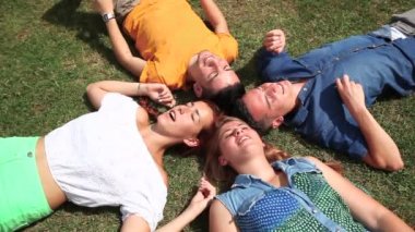 Yalan ve çim üzerinde rahatlatıcı arkadaşlar