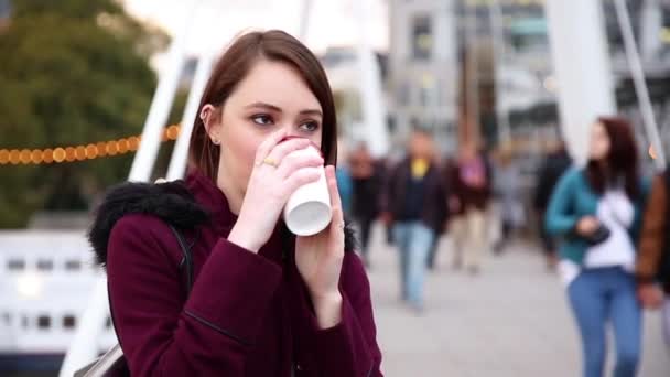 Красивая женщина пьет чай — стоковое видео