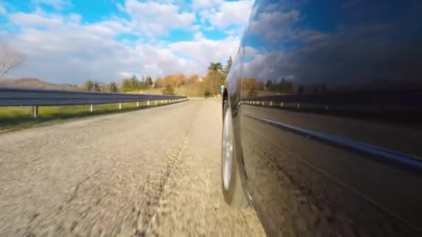 Carro dirigindo uma estrada rural — Vídeo de Stock