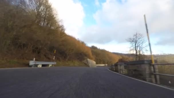 Voiture conduisant une route de campagne  