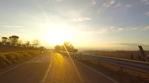 Voiture conduisant une route de campagne 