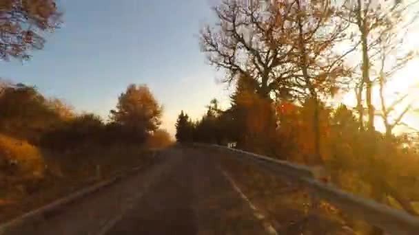 Coche conduciendo un camino rural — Vídeo de stock