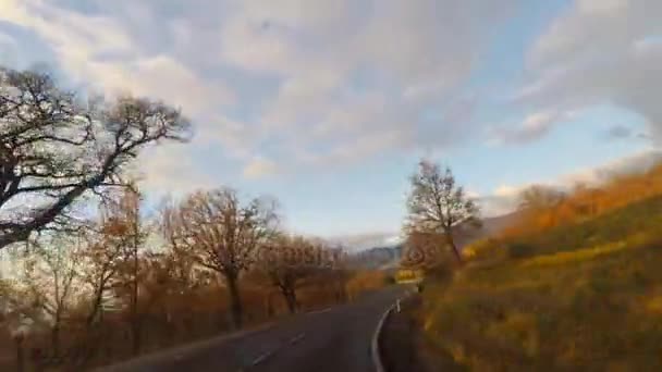 Voiture conduisant une route de campagne  