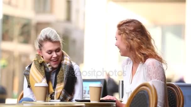 Mujeres en un café con sus teléfonos inteligentes — Vídeo de stock