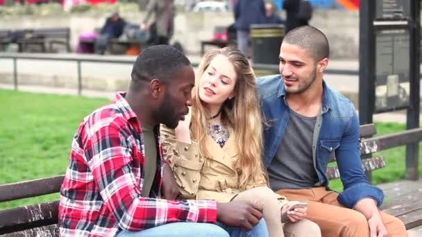 Multiraciale vrienden op zoek naar een slimme telefoon — Stockvideo