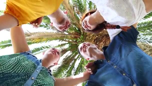 Skupina teenagerů objala v kruhu — Stock video