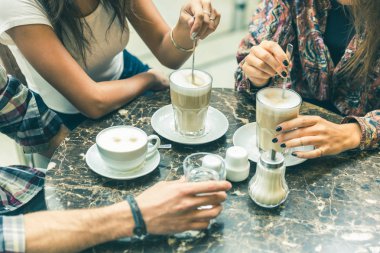 Çok ırklı grup arkadaşıyla birlikte bir kahve içer