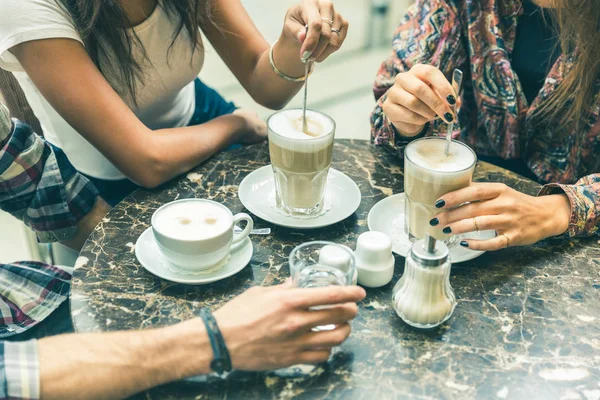 Мультирасовая группа друзей, пьющих кофе вместе — стоковое фото