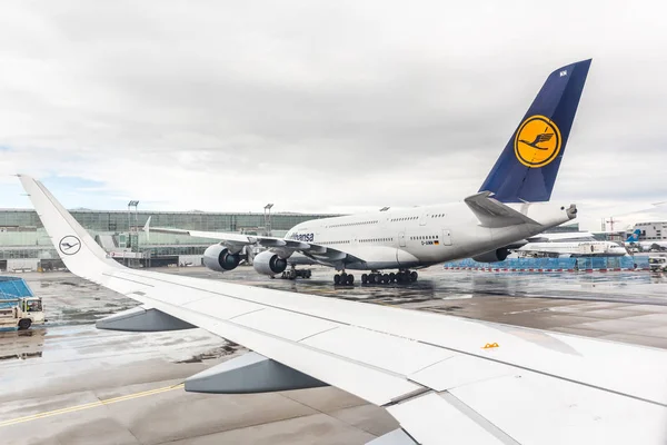 ลูฟฮานซาแอร์บัส A380 ที่สนามบินแฟรงค์เฟิร์ต — ภาพถ่ายสต็อก