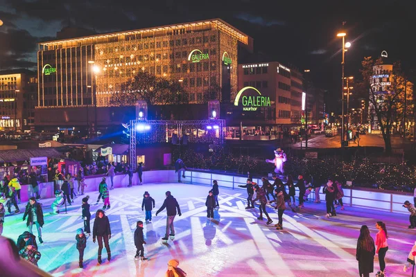 Люди катання на ковзанах в Карлсплац, Мюнхен — стокове фото