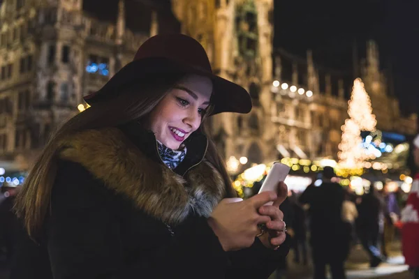 Noel pazarı Münih'te, telefonda yazarak kadın — Stok fotoğraf