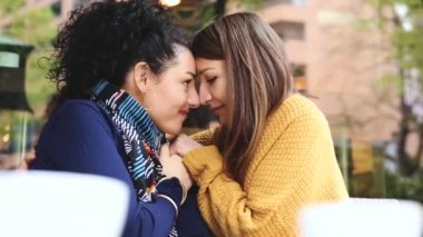 Lezbiyen çift birlikte bir kahve içer