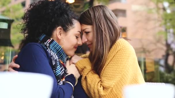 Coppia lesbica che prende un caffè insieme — Video Stock