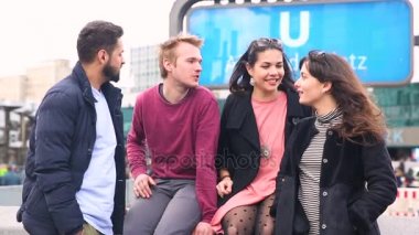 Grup arkadaşıyla birlikte Berlin'de eğleniyor