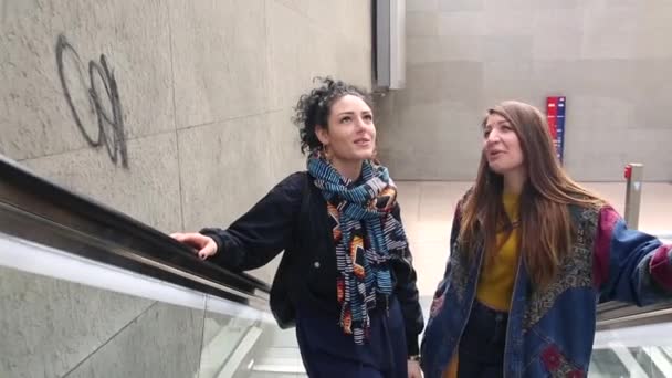 Couple lesbien utilisant un escalator à Berlin — Video