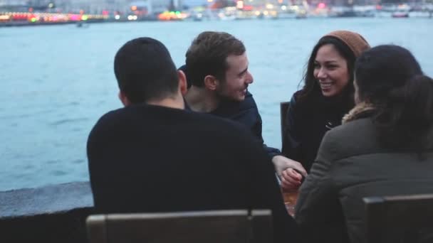 Grupo de amigos turcos bebendo cay, chá tradicional na Turquia — Vídeo de Stock