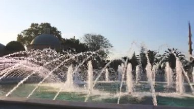 Çeşme ve güneşli bir günde Istanbul'da Sultanahmet Camii