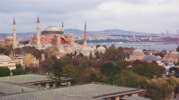 Widok z lotu ptaka świątyni Hagia Sofia i Błękitnego Meczetu w Stambule — Wideo stockowe
