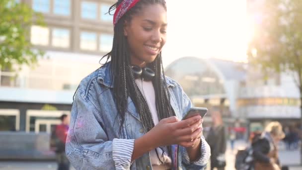 Mujer joven negra escribiendo en el teléfono inteligente en Berlín — Vídeo de stock