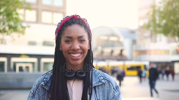 Портрет молодой чернокожей женщины в Берлине — стоковое видео