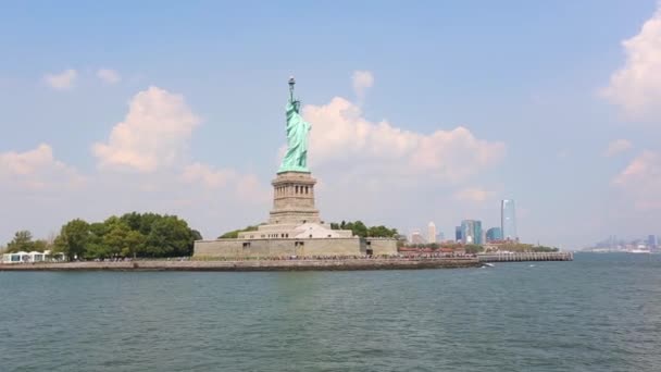 Nehirden New York'taki Özgürlük heykeli — Stok video