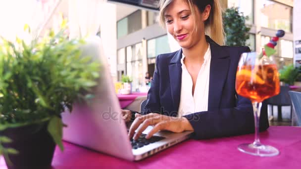 Jovem empresária com laptop durante uma pausa — Vídeo de Stock