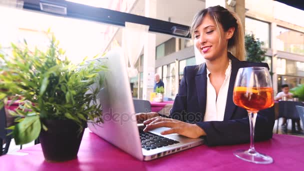 Jovem empresária com laptop durante uma pausa — Vídeo de Stock