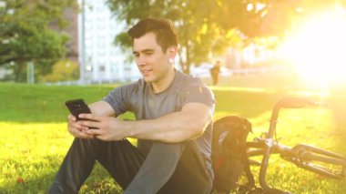 Chicago'da parkta dinlenen bisikletli adam