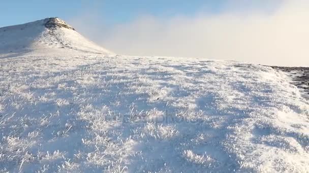 Paysage enneigé d'hiver au lever du soleil au Pays de Galles — Video
