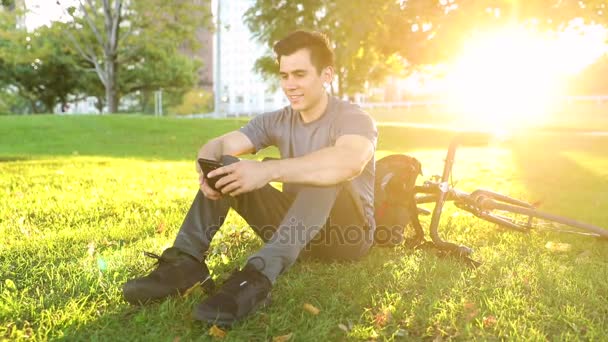 Hombre con bicicleta relajante en el parque en Chicago, cámara lenta — Vídeos de Stock