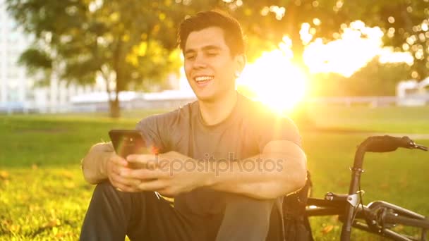 Uomo con bici relax al parco di Chicago — Video Stock