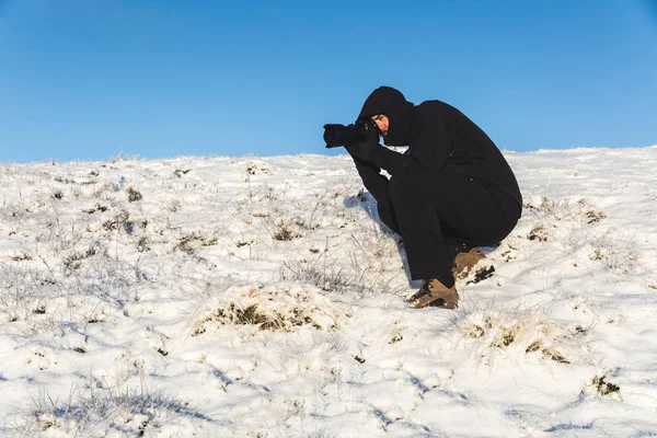 Fotografo al lavoro sulla neve in inverno — Foto Stock