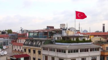 Arka plan üzerinde cami ile Istanbul rooftops üzerinde Türk bayrağı