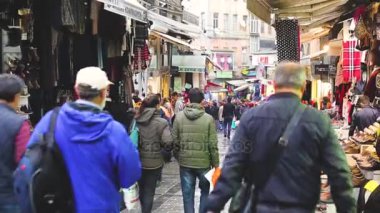 İnsanlar Istanbul'da yerel pazarda