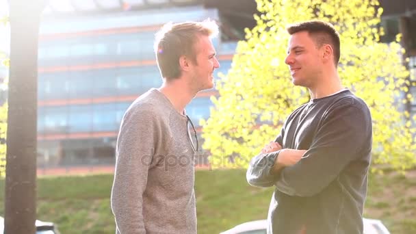 Δύο άνδρες μιλούν και που γελούν μαζί — Αρχείο Βίντεο