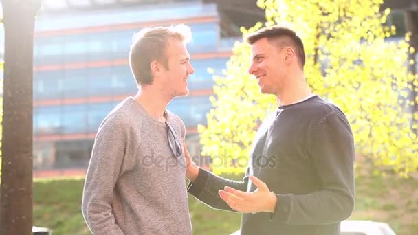 Dois homens conversando e rindo juntos — Vídeo de Stock