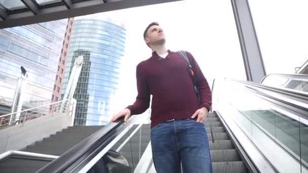 Joven en la escalera mecánica — Vídeos de Stock