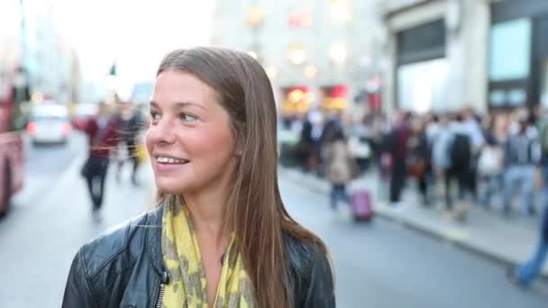 Retrato de una joven en Londres — Vídeo de stock