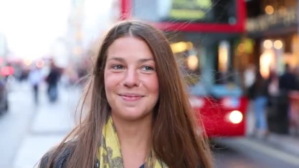 Portret van een jonge vrouw in Londen — Stockvideo