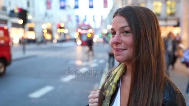 Porträt einer jungen Frau in London — Stockvideo