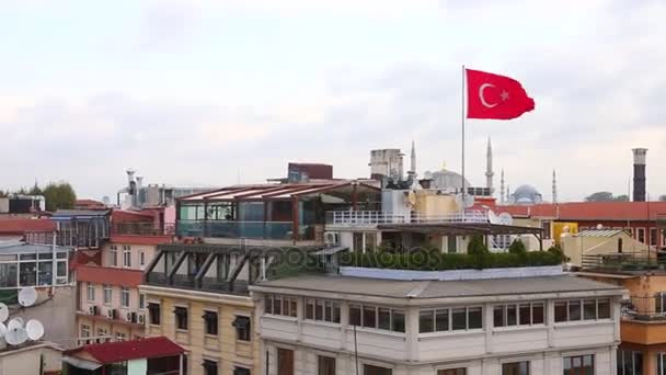 Turkse vlag over Istanbul daken met moskeeën op achtergrond — Stockvideo