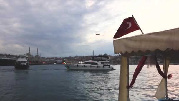 Turkish flag waving over a boat in Istanbul — Stock Video