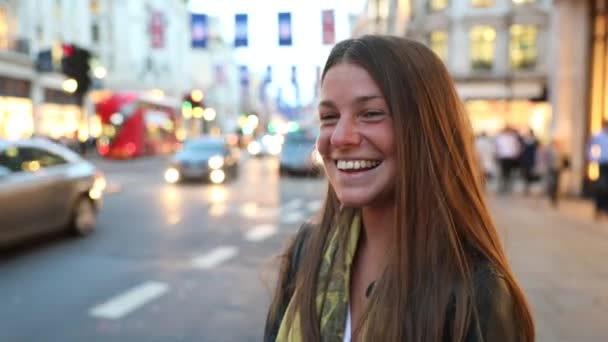 Retrato de una joven en Londres — Vídeo de stock
