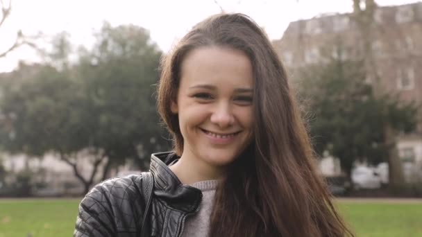 Portrait de fille au parc, au ralenti — Video