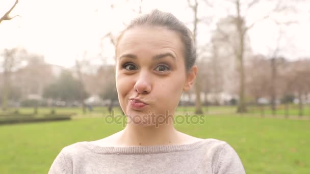 Retrato de una chica haciendo caras y cambiando expresiones — Vídeos de Stock