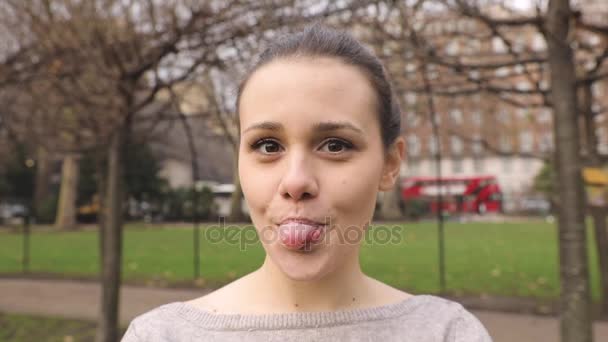 Porträtt av en flicka som gör ansikten och förändrade uttryck — Stockvideo