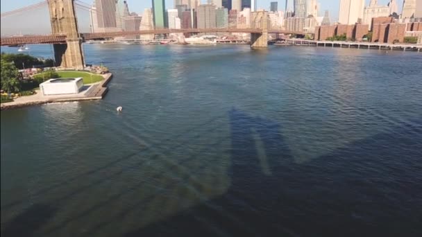 New York, Brooklyn Bridge en de skyline van de binnenstad — Stockvideo