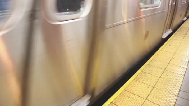 Поезд прибывает на платформу станции метро в Нью-Йорке — стоковое видео