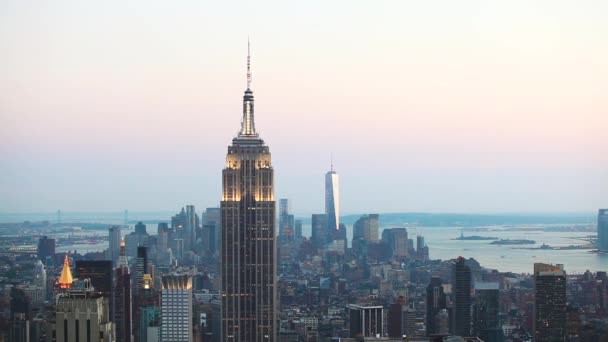 New York, Manhattan'ın havadan görünümü alacakaranlıkta — Stok video