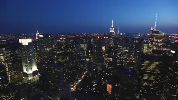 Panoramautsikt över Manhattan och New York på natten — Stockvideo